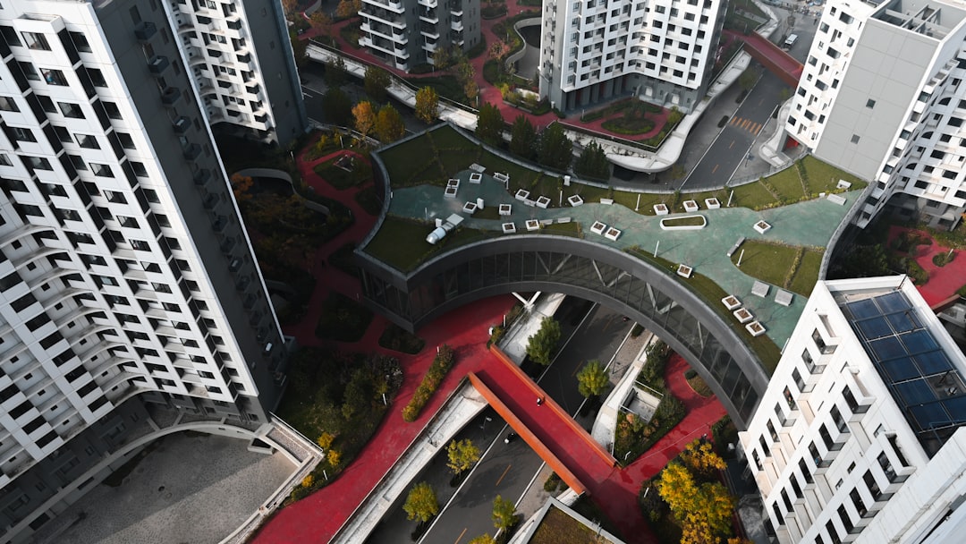 Kişisel Uçuş: Gökyüzü Açıkken, Bizi Yerde Tutan Görünmez Zincirler Neler?